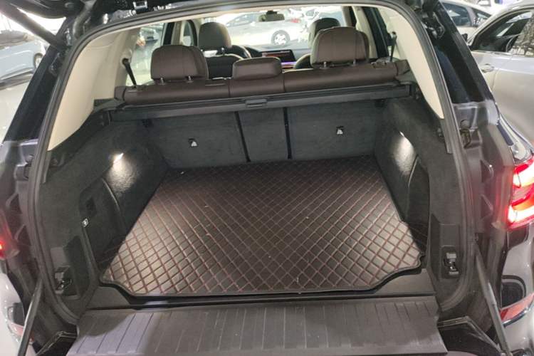 Used BMW X5 2022 xDrive 30Li Luxury M Sport Package Trunk