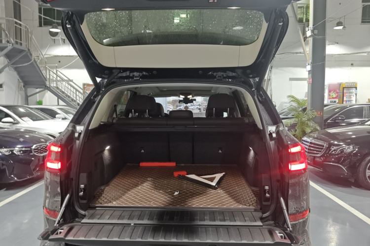 Used BMW X5 2022 xDrive 30Li Luxury M Sport Package Trunk