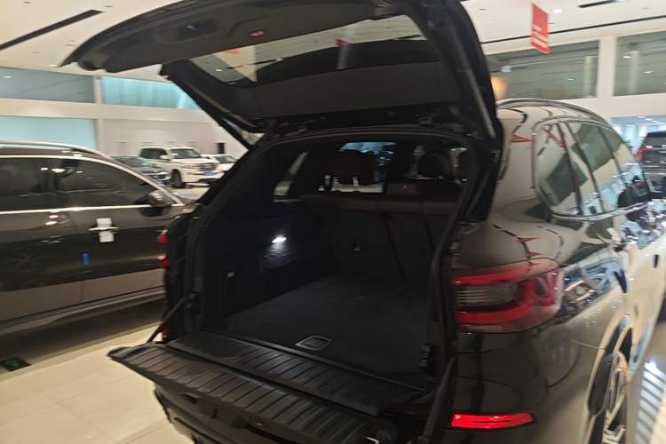 Used BMW X5 2022 xDrive 40Li M Sport Package Trunk