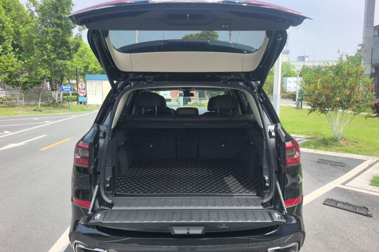 Used BMW X5 2022 xDrive 30Li Luxury M Sport Package Trunk