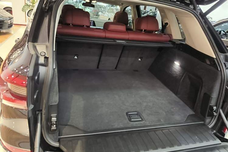 Used BMW X5 2022 xDrive 30Li Luxury M Sport Package Trunk