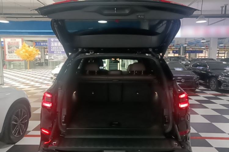 Used BMW X5 2022 Restyled xDrive 40Li M Sport Package Trunk