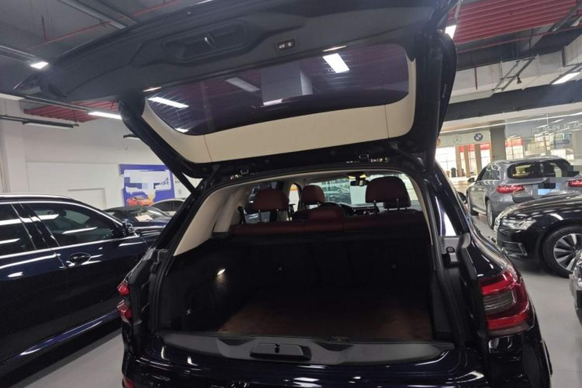 Used BMW X5 2022 xDrive 30Li Luxury M Sport Package Trunk