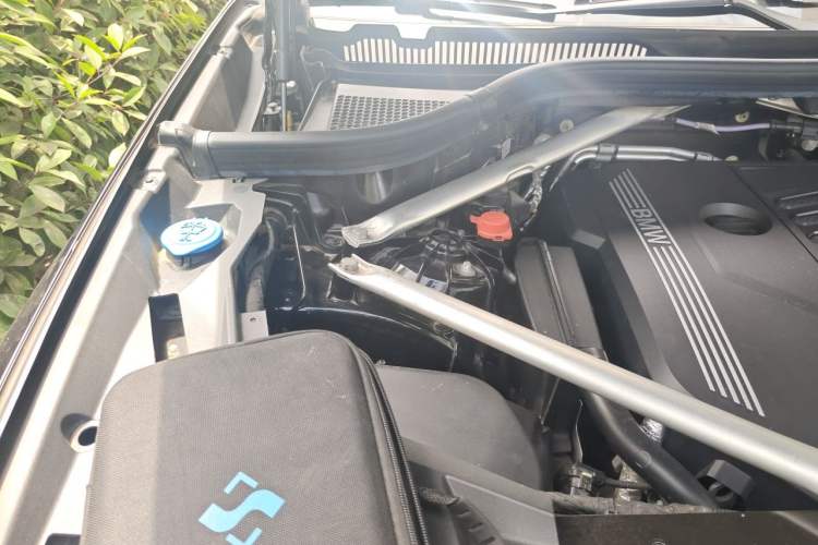 Used BMW X5 2022 xDrive 40Li M Sport Package Engine Bay Right