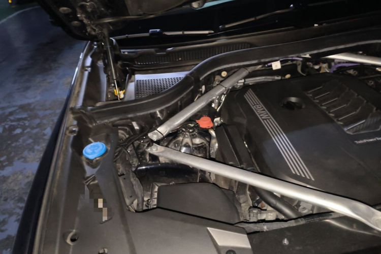 Used BMW X5 2022 xDrive 40Li M Sport Package Engine Bay Right