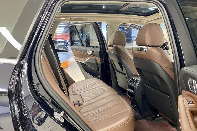Used BMW X5 2022 xDrive30i M Sport Package Interior 9