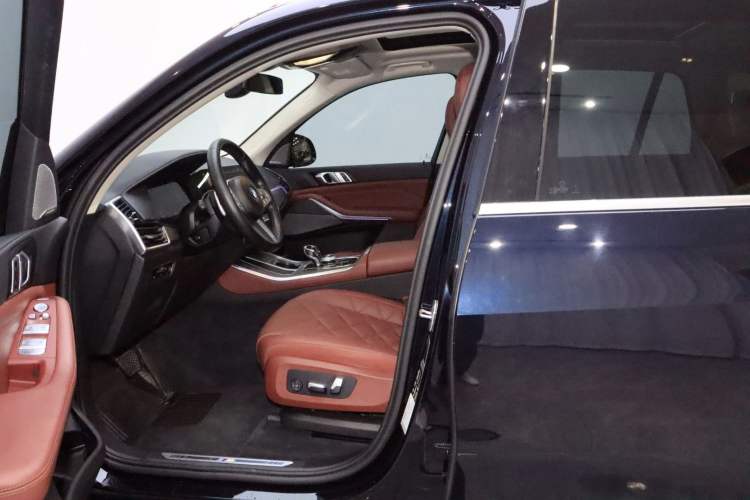 Used BMW X5 2022 xDrive 30Li Luxury M Sport Package Left Front Seat