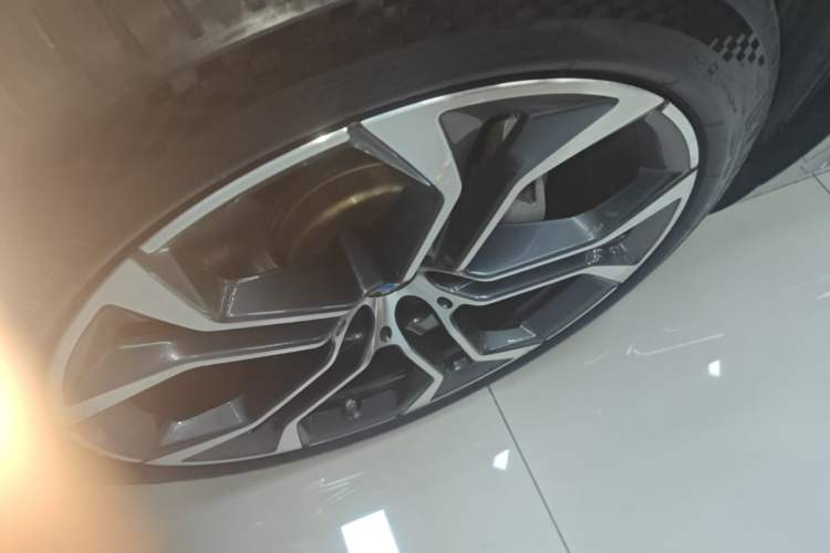 Used BMW X5 2022 xDrive 40Li M Sport Package Left Front Wheel Hub