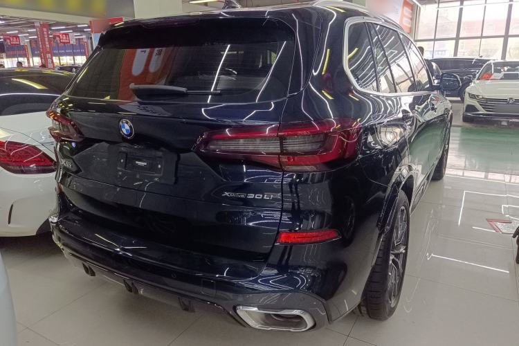 Used BMW X5 2022 xDrive 30Li Luxury M Sport Package Rear Right 45 Deg