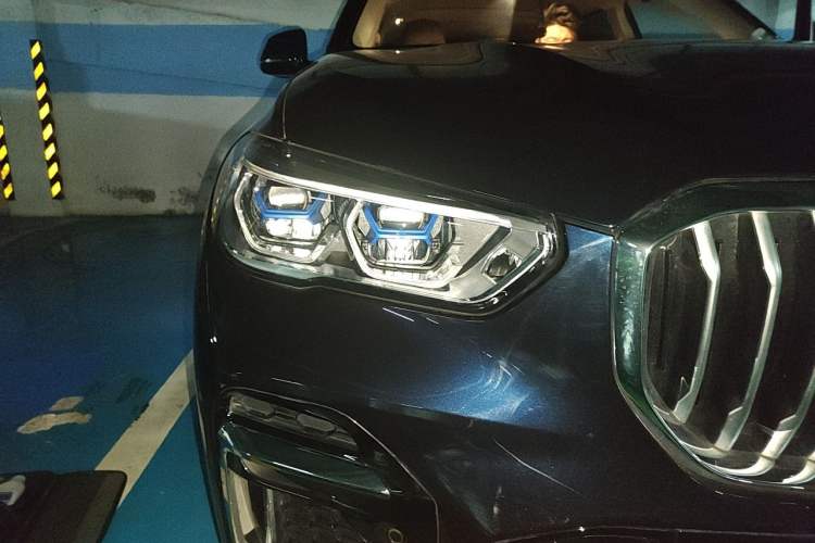 Used BMW X5 2022 Restyled xDrive 30Li Luxury Version M Sport Package Right Front Headlight