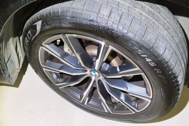 Used BMW X5 2022 Restyled xDrive 30Li Luxury Version M Sport Package Right Front Wheel Hub