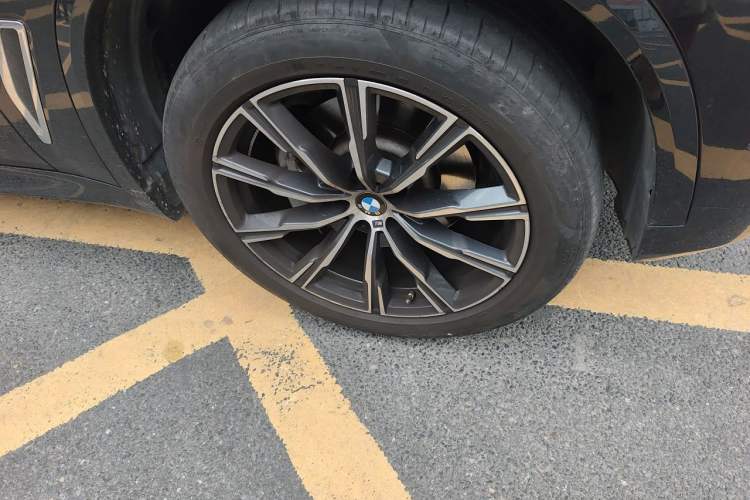 Used BMW X5 2022 xDrive 30Li Luxury M Sport Package Right Front Wheel Hub