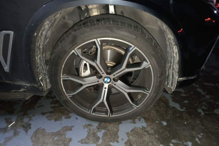 Used BMW X5 2022 xDrive 40Li M Sport Package Right Front Wheel Hub