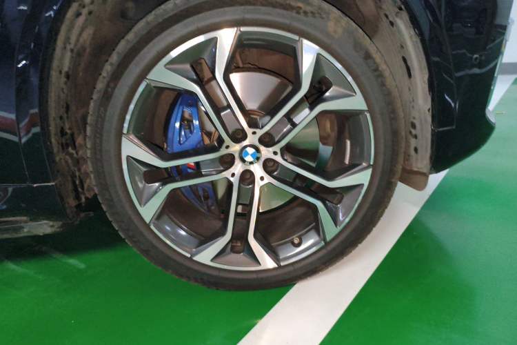 Used BMW X5 2022 Restyled xDrive 40Li Luxury Edition M Sport Package Right Front Wheel Hub