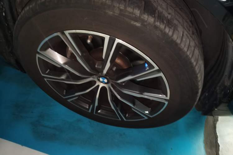 Used BMW X5 2022 Restyled xDrive 30Li Luxury Version M Sport Package Right Front Wheel Hub