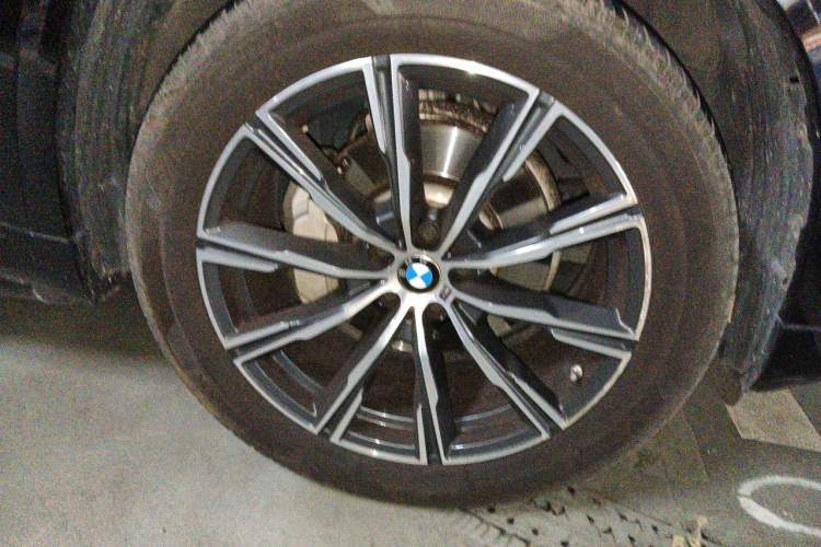 Used BMW X5 2022 Restyled xDrive 30Li Luxury Version M Sport Package Right Front Wheel Hub