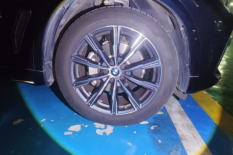 Used BMW X5 2022 Restyled xDrive 30Li Luxury Version M Sport Package Right Front Wheel Hub