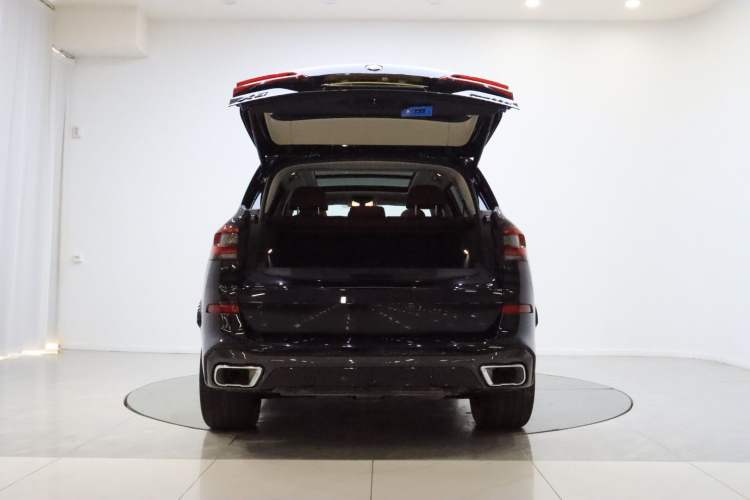 Used BMW X5 2022 xDrive 30Li Luxury M Sport Package Trunk