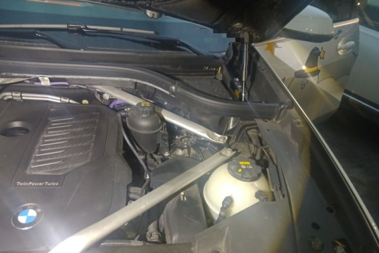 Used BMW X5 2022 xDrive 40Li M Sport Package Engine Bay Left