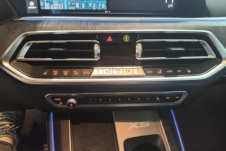 Used BMW X5 2022 xDrive 30Li Luxury M Sport Package Audio And AC Panel