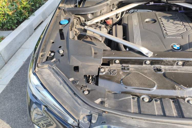 Used BMW X5 2022 Restyled xDrive 40Li Luxury Edition M Sport Package Engine Bay Right