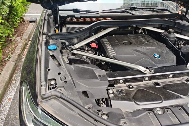 Used BMW X5 2022 xDrive 30Li Luxury M Sport Package Engine Bay Right
