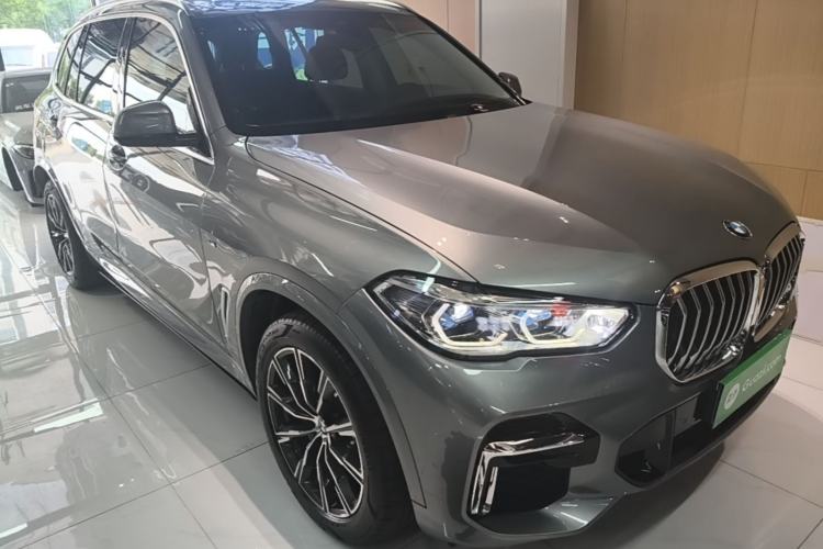 Used BMW X5 2022 xDrive 30Li Luxury M Sport Package Front Right 45 Deg