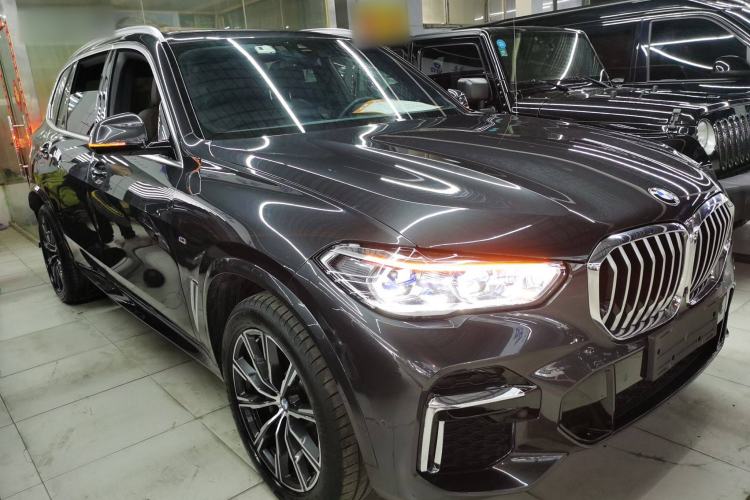 Used BMW X5 2022 xDrive 30Li Luxury M Sport Package Front Right 45 Deg