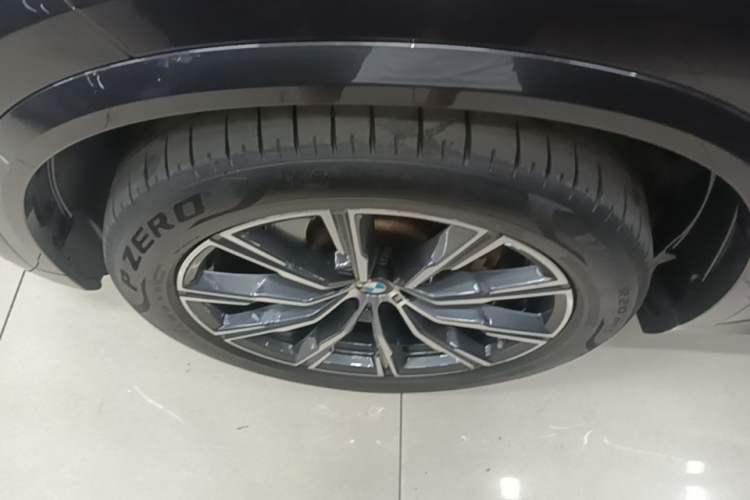Used BMW X5 2022 Restyled xDrive 30Li Luxury Version M Sport Package Left Front Wheel Hub