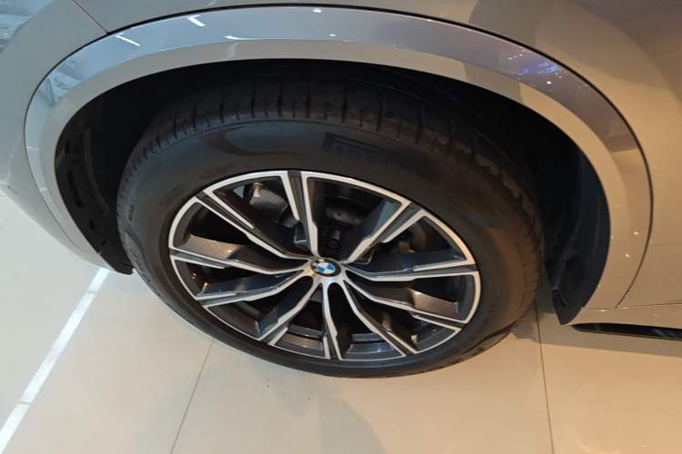 Used BMW X5 2022 Restyled xDrive 30Li Luxury Version M Sport Package Left Front Wheel Hub
