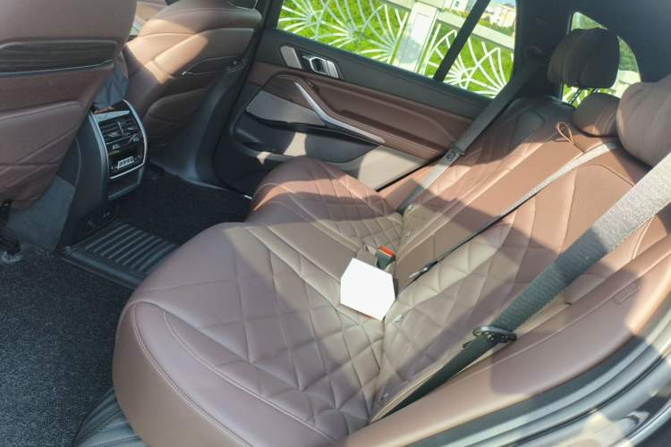 Used BMW X5 2022 Restyled xDrive 40Li Luxury Edition M Sport Package Left Rear Seat