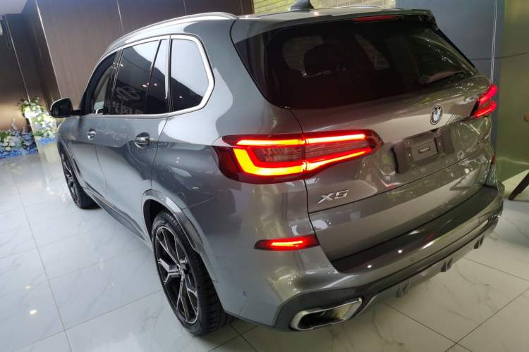 Used BMW X5 2022 Restyled xDrive 30Li Luxury Version M Sport Package Rear Left 45 Deg