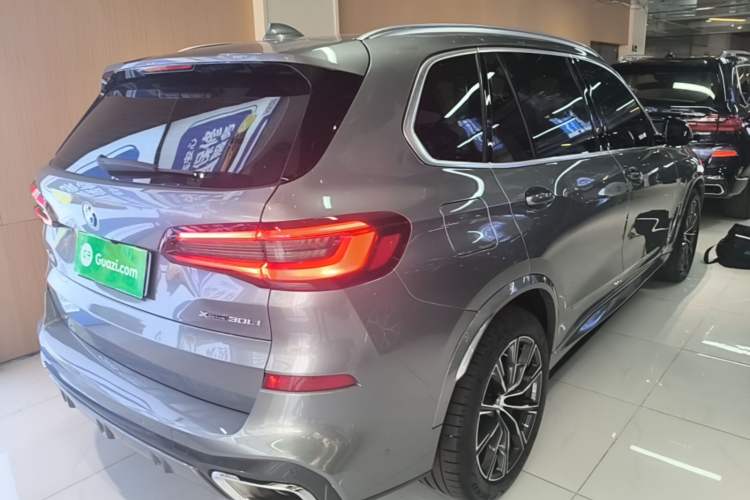 Used BMW X5 2022 xDrive 30Li Luxury M Sport Package Rear Right 45 Deg