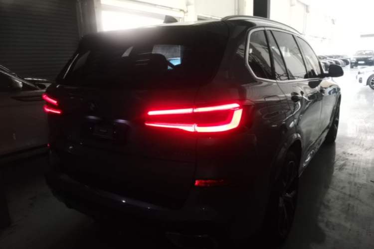 Used BMW X5 2022 Restyled xDrive 40Li M Sport Package Rear Right 45 Deg