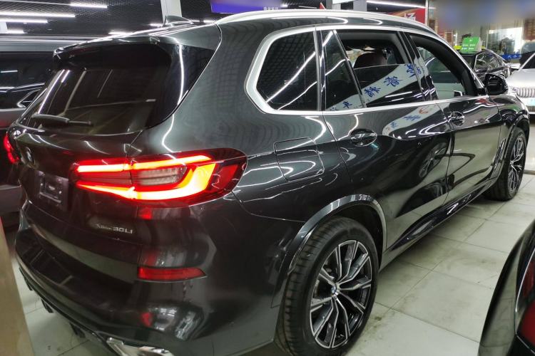 Used BMW X5 2022 xDrive 30Li Luxury M Sport Package Rear Right 45 Deg
