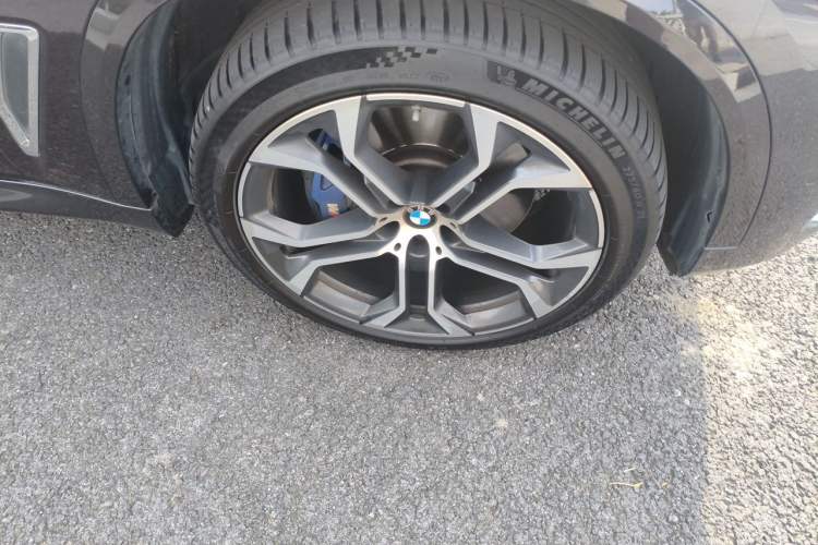 Used BMW X5 2022 Restyled xDrive 40Li Luxury Edition M Sport Package Right Front Wheel Hub