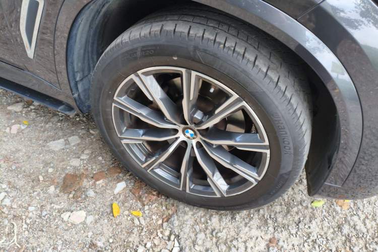 Used BMW X5 2022 Restyled xDrive 30Li Luxury Version M Sport Package Right Front Wheel Hub