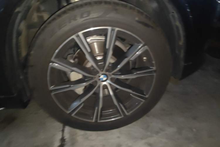 Used BMW X5 2022 Restyled xDrive 30Li Luxury Version M Sport Package Right Front Wheel Hub