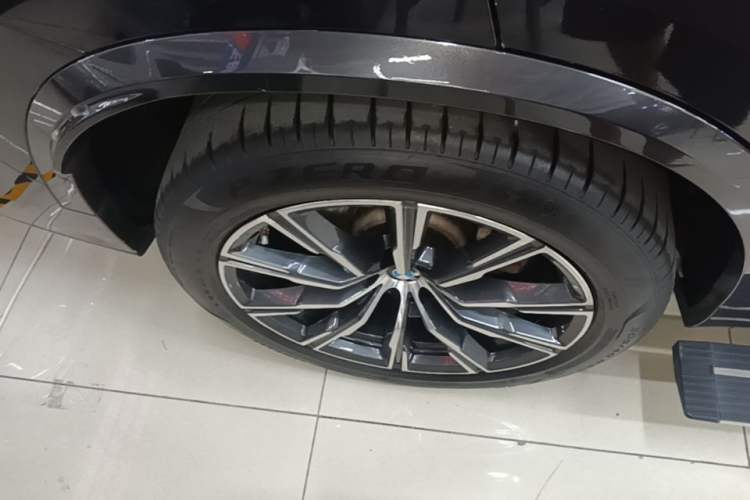 Used BMW X5 2022 Restyled xDrive 30Li Luxury Version M Sport Package Right Rear Wheel Hub