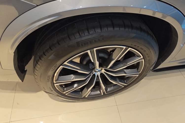 Used BMW X5 2022 Restyled xDrive 30Li Luxury Version M Sport Package Right Rear Wheel Hub
