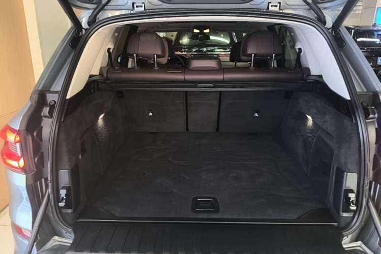 Used BMW X5 2022 xDrive 30Li Luxury M Sport Package Trunk