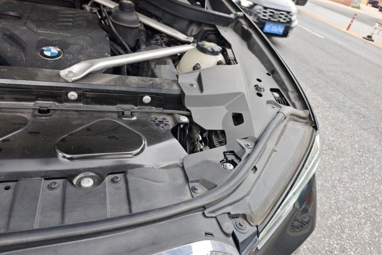 Used BMW X5 2022 xDrive 30Li Luxury M Sport Package Engine Bay Left