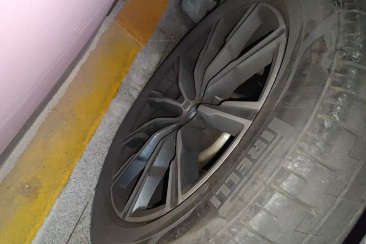 Used BMW X5 2022 xDrive 30Li Luxury M Sport Package Right Front Wheel Hub