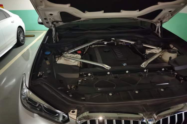 Used BMW X5 2022 xDrive 40Li M Sport Package Engine Bay Right