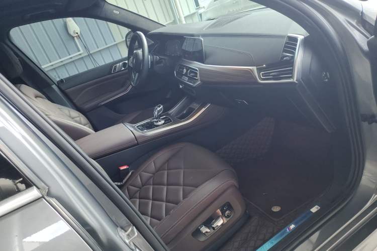 Used BMW X5 2022 xDrive 40Li M Sport Package Interior 4