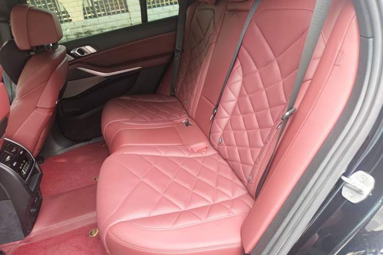 Used BMW X5 2022 xDrive 40Li M Sport Package Left Rear Seat