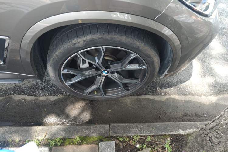 Used BMW X5 2022 xDrive 40Li M Sport Package Right Front Wheel Hub