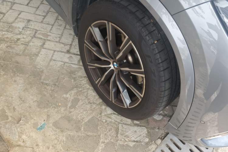 Used BMW X5 2022 xDrive 30Li M Sport Package Right Front Wheel Hub