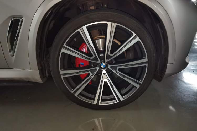 Used BMW X5 2022 xDrive 40Li M Sport Package Right Front Wheel Hub