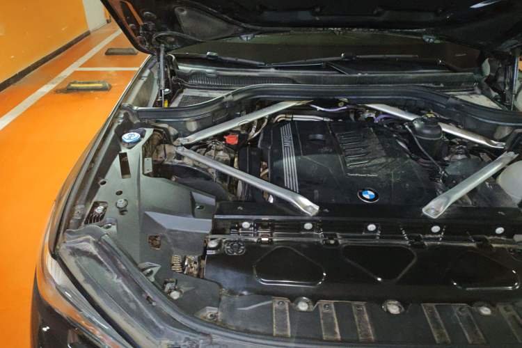 Used BMW X5 2022 xDrive 40Li Luxury Edition M Sport Package Engine Bay Right